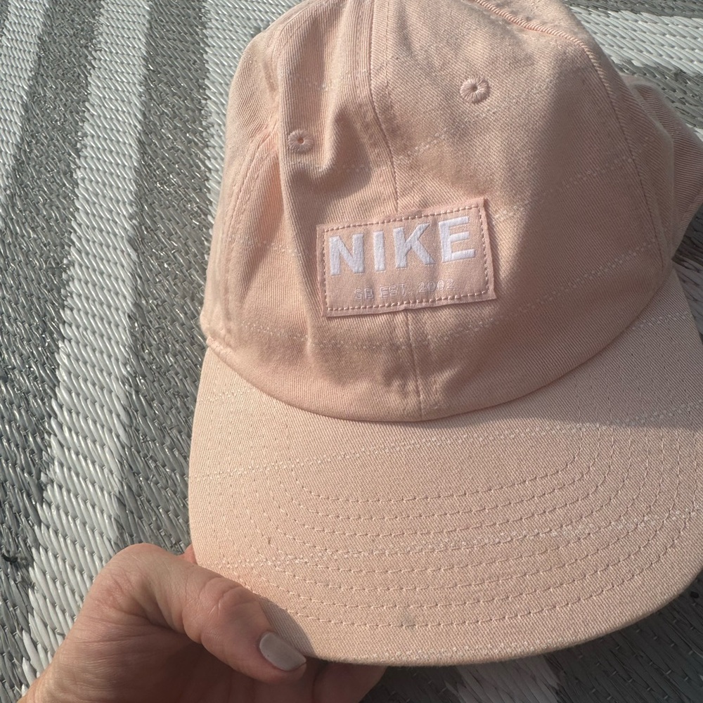 Nike light pink adjustable cap. Only worn once. 🩷